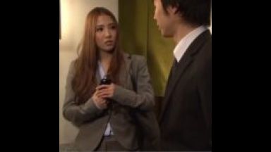 茶髪で色っぽい女社員と出張になった上司。手違いで宿泊先ホテルで相部屋に？？　のthumbnail