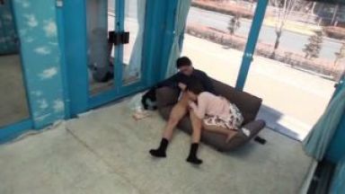 【マジックミラー号】優しく手コキフェラ抜きしてくれるお姉さん素人ナンパ！ソファに座ってる女が横でフェラって1番エロいのthumbnail