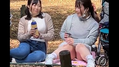 ♡赤ちゃん連れで公園で和むママ友2人がまさか犯される♡輪姦乱交された人妻はベビーカーを押して家に帰るのthumbnail