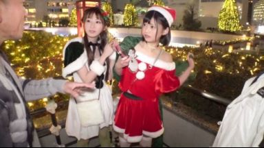 可愛いサンタコスの女の子を捕まえてホテルに連れ込み乱交エチしたったｗｗのthumbnail