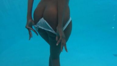 プールでうっすい水着の美女が泳いでいて勃起しそうｗｗｗのthumbnail