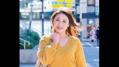 ４５歳には見えない明るい笑顔が印象的なとっても若々しい美人奥さまがとびきりスケベな淫乱メス犬に豹変！街頭インタビューを装い近寄ってきた経験豊富なナンパ師の口車に乗せられてさらけ出した匂い立つヌルヌルの雌穴に快楽を与え続けられて本性を露わにしたドスケベ人妻の淫らな姿を見逃すな！のthumbnail