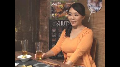 【連れ込み】相席居酒屋で40代美魔女美女人妻をナンパし自宅お持ち帰り！エロ浮気妻が他人棒で不倫する姿を盗撮隠し撮り！のthumbnail
