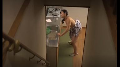 【熟女】昼夜問わず美魔女が発情しまくり！息子や義父のチ●ポを受け入れてキッチンで異物挿入オナニーwwやりたい放題すぎるのthumbnail