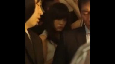 電車でグラドルが男たちに集団輪姦。発情してしまい…のthumbnail