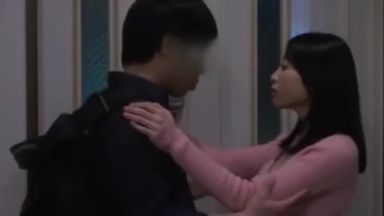 【沙原さゆ】自宅に不倫相手の間男を呼んで濃厚ベロチュー人妻寝取られ不倫人妻セックスを楽しむド変態なスレンダー美脚奥さんのthumbnail