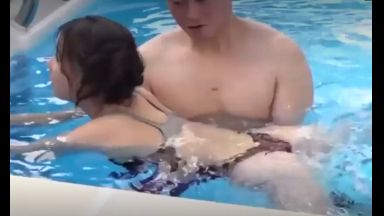 水着巨乳美女に水泳指導！膣内までマッサージしてしっかりほぐしたったwwおっぱいが揺れまくるのエロすぎるww【例のプール】のthumbnail