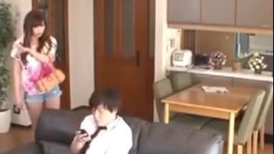 ホットパンツ姿のエロいギャルお姉ちゃんと肉体関係を持っちゃう近親相姦エッチ羨ましい姉弟セックスのthumbnail