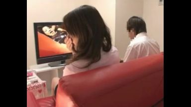 ♥近親相姦「母さん…一緒にAV観よう…♥」濡れる母まんこ…我慢できない母マンコ…息子チンポ欲しがっちゃうのthumbnail