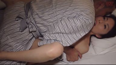 【夜這い・旅館女将】スレンダー美人の女将を口説く客・・夜這いを仕掛けて激しい不倫セックス！のthumbnail