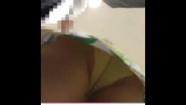 《買い物中のお姉さんパンチラ》逆さ撮りされているとバレずに、盗撮は続く。のthumbnail