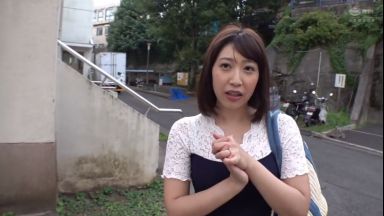 〚人妻ナンパ〛　「すごい当たるんですぅ」旦那お気に入りのパイパンの団地妻は素股で欲情し自分から騎乗位挿入のthumbnail