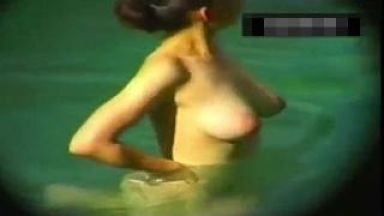 露天風呂でドーンと突き出た巨乳10代女の子の裸を盗撮した動画のthumbnail