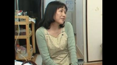 【熟女】おばさんレンタルの50代美魔女美女人妻を盗撮隠し撮り！手相を見るとベッドに誘いハメ撮りするエロエロ不倫セックス！のthumbnail