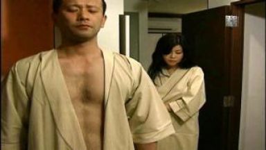 夫とセックスレスで欲求不満の熟女妻！電車で出会った男と不倫セックスのthumbnail