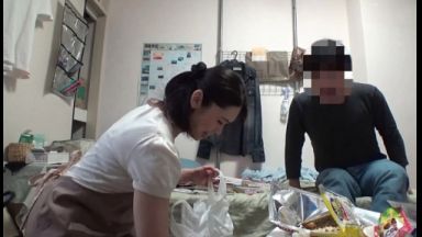 ☆人妻ナンパ☆　５４歳だという優しそうな笑顔が印象的な見た目も雰囲気も若々しい完熟人妻がとびきりスケベな淫乱メス犬に豹変！浮気はダメだと分かっていながらもおばさんレンタルの派遣先で出会った息子世代の独身男性にオンナとして求められてソノ気になった人妻がイキ潮まみれで絶頂しまくる淫らな姿を見逃すな！のthumbnail