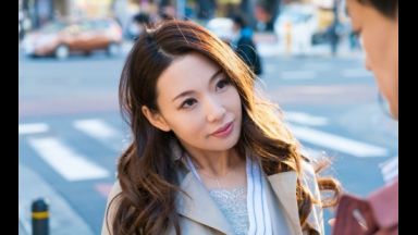 ☆人妻ナンパ☆　４２歳だという色鮮やかなセクシーランジェリーをお召しになって昼下がりの池袋を歩いてた美人奥さまがとびきりスケベな淫乱メス犬に豹変！簡単なアンケートに協力して欲しいと持ち掛けられて連れ込まれたロケ車の中で濡れたぎる雌穴を虐め抜かれて完全発情したドスケベ人妻の淫らな姿を見逃すな！のthumbnail