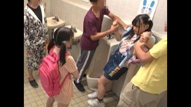 公衆トイレで小学生がイジメっ子の知り合いの不良達に中出し輪姦される【花音うらら JSロリ】のthumbnail