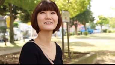 【ＡＶ出演・三十路美人妻】スレンダーで清楚な奥さん・・中でイッたことない？激ピストンでオマンコはビチョビチョ！のthumbnail