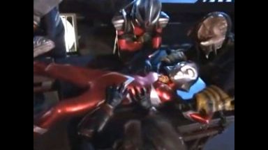 《美咲結衣×原美織》某国民的特撮ヒーローにそっくり女巨大戦士が、怪獣軍団にくすぐり攻撃されて大ピンチ!!ｗｗｗのthumbnail