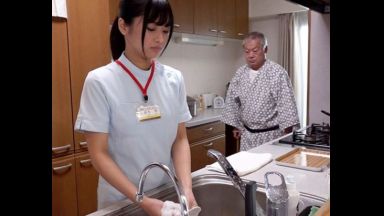 【久留木玲】ローアングルからのパンチラ美脚がエロすぎてフル勃起不可避ｗｗ新人の介護士が元気なオヤジの肉棒に絶頂イキ！！のthumbnail