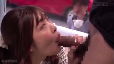 【マジックミラー号×人妻ナンパ】子持ちでエロい美人妻が旦那のすぐそばで下品な顔して手コキバキュームフェラ抜き寝取られ不倫人妻のthumbnail