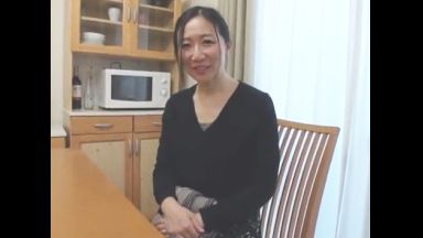 52歳人妻に中出し「本当にこんなおばさんでいいんですか？♡」ご無沙汰完熟マンコは精子で溢れちゃう垂れ乳貧乳の五十路奥様のthumbnail