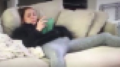 ソファーでiPadを見ながらオナニーしている女性がコチラｗｗｗのthumbnail