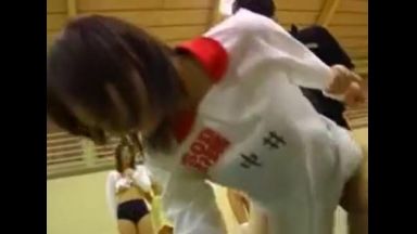 男に捕まりマットの上でブルマを脱がされバックから突き入れ体操着も脱がされ体を反らせて嵌めています。のthumbnail