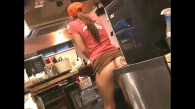 接客中のバイト美女が店内で敏感部分を刺激され声我慢しながらもアソコを濡らす⁉店内で肉棒挿入されるエロエロセックス！のthumbnail