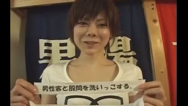 〚素人ナンパ〛　「頑張ります」素人女子は戸惑いながら男湯へ　男性客の肉棒を泡まみれで必死にシゴいて射精のthumbnail