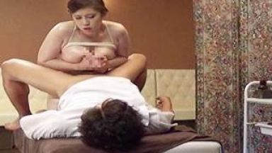 湯本珠未 巨乳美女が媚薬入りオイルマッサージで発情！マッサージ師の男根をパイズリフェラのthumbnail