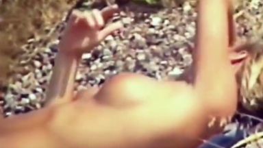 巨乳の2人はノーブラで日光浴中だからガン見してしますｗｗｗのthumbnail