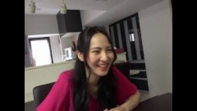 パイパンの人妻のお家で旦那がいない間に生ハメ生中出しセックスしてマジイキまくり絶頂する人妻寝取られ不倫人妻のthumbnail