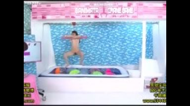 人間クレーンゲームで全裸になって鷲掴みするパロディAVに出てるわりに超エロい貧乳スレンダー美脚ボディ素人企画モノのthumbnail