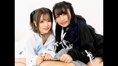 【危険な香りを漂わせる小悪魔達に♥】挟み撃ちにして股間を弄ってきた美少女2人にパンツを脱がされ肉棒を掴み奪い合って。。。のthumbnail