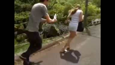 【素人ナンパ】ノーブラ姿で出歩く淫乱人妻に声をかけて野外セックス！濃厚ご奉仕から他人棒NTRファックで大量中出し！のthumbnail