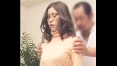 ♥マッサージに来た奥さんとの中出しSEXを隠し撮り「奥さん、あそこも一緒にほぐしてあげるよ♥」欲求不満おまんこの性処理のthumbnail