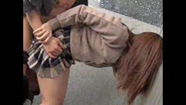 マンションの玄関前で襲われてしまったJKのthumbnail