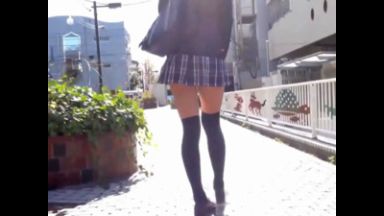 ［高杉麻里］ミニスカJKのニーハイソックスにハマってしまう男のthumbnail