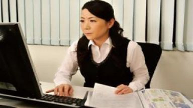 社長に言い寄られてしまう五十路熟女のOL！オフィスで犯されてしまいザーメンをぶっかけのthumbnail