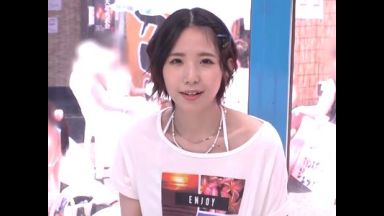 『あんま経験ないのに…』海でナンパしたショートカット水着美少女JDが童貞のフリした絶倫男優に激ピストンされエビ反りアクメ！のthumbnail