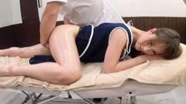 巨乳美女がオイルエステマッサージ！変態男の指使いに悶える帰国子女に中出し膣内射精のthumbnail