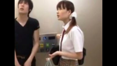 エレベーターに挟まったJKに後背位でハメちゃうのthumbnail