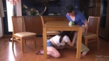 【浜崎真緒】机の下にもぐって手コキフェラ抜きしてくれる巨乳痴女お姉さんのエロすぎ行為のthumbnail