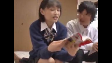 先輩JKを部屋に誘ってエッチに持ち込む後輩男子のthumbnail