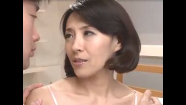 『もう…帰らなくちゃ…』夫婦旅行する親友の留守をあずかる美魔女美女人妻！友達の息子の若い肉棒でエロエロセックス…のthumbnail