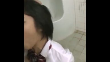 トイレでJKを拘束しイマラチオ放尿、便器扱いのthumbnail