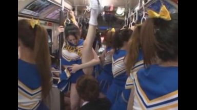 ☆痴女☆『あぁ･･･気持ちいいの』チアリーディング部だらけの社内で男は俺だけ！ムレムレ車内でハレンチ行為！のthumbnail