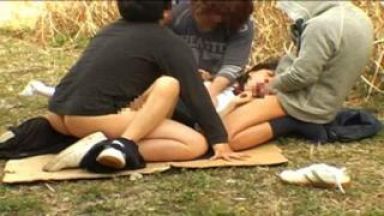 野外でレイプされている美少女の姿を覗き見！優しくして青姦セックスに持ち込むゲス男のthumbnail